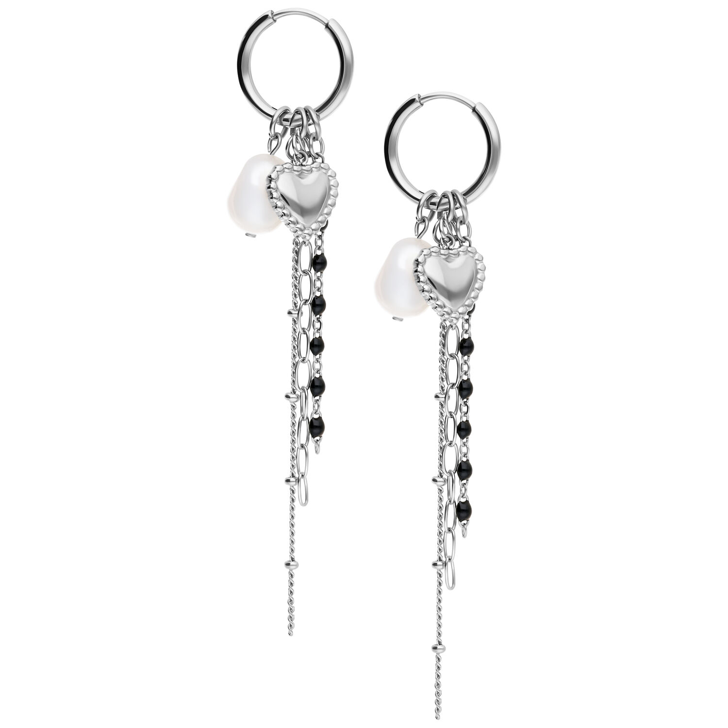 Silberne Herz-Ohrringe mit Perlenanhänger Silberne Creolen mit Herzanhänger und weißen Perlen auf weißem Hintergrund