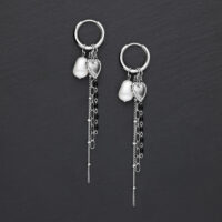 Silberne Bubble Heart Hoops mit Perle Silberne Ohrringe mit Herzanhänger und Perle auf schwarzem Hintergrund