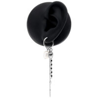 Bubble Heart Hoops mit Perle in Silber Silberne Ohrringe mit Herzanhänger und Perle an schwarzem Ohrmodell