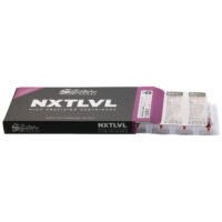 Schwarze und lila Verpackung mit Tattoo-Nadeln auf weißem Hintergrund