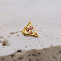 Goldener Pizza-Slice-Aufsatz mit klaren Kristallen auf beigem Hintergrund