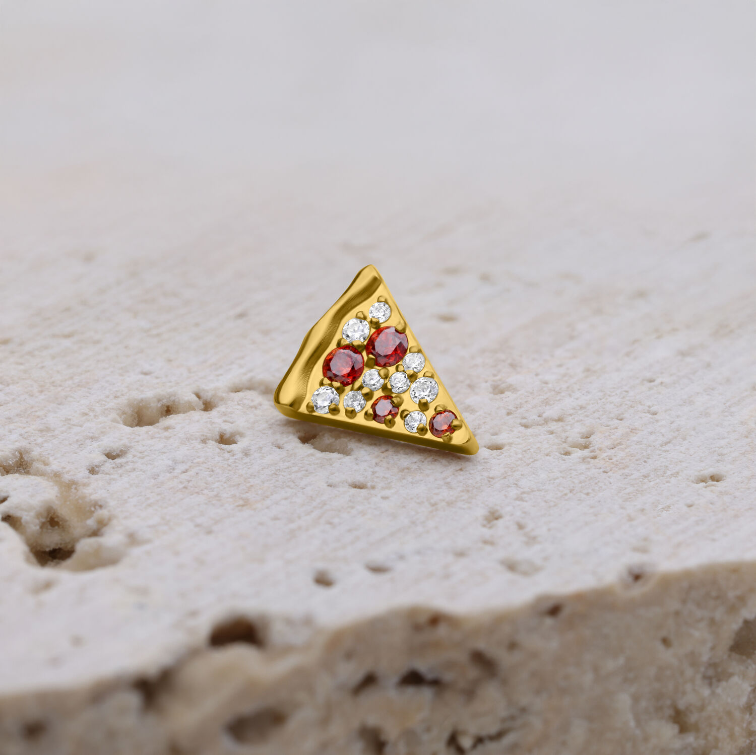 Goldener Pizza-Slice-Aufsatz mit klaren Kristallen auf beigem Hintergrund