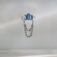 Silberner Push Fit Aufsatz mit Lavendel- und Türkis-Kristallen auf hellem Hintergrund