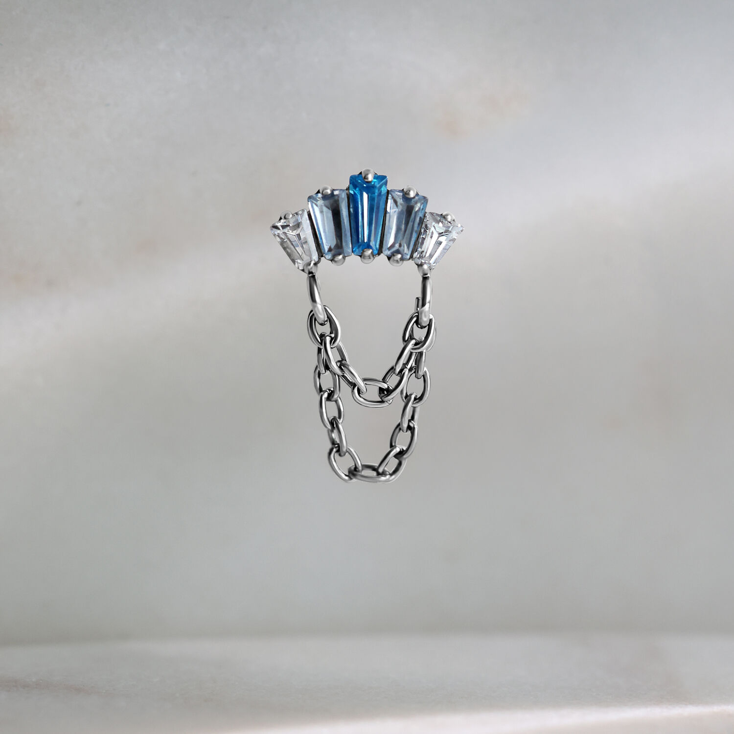 Silberner Push Fit Aufsatz mit Lavendel- und Türkis-Kristallen auf hellem Hintergrund