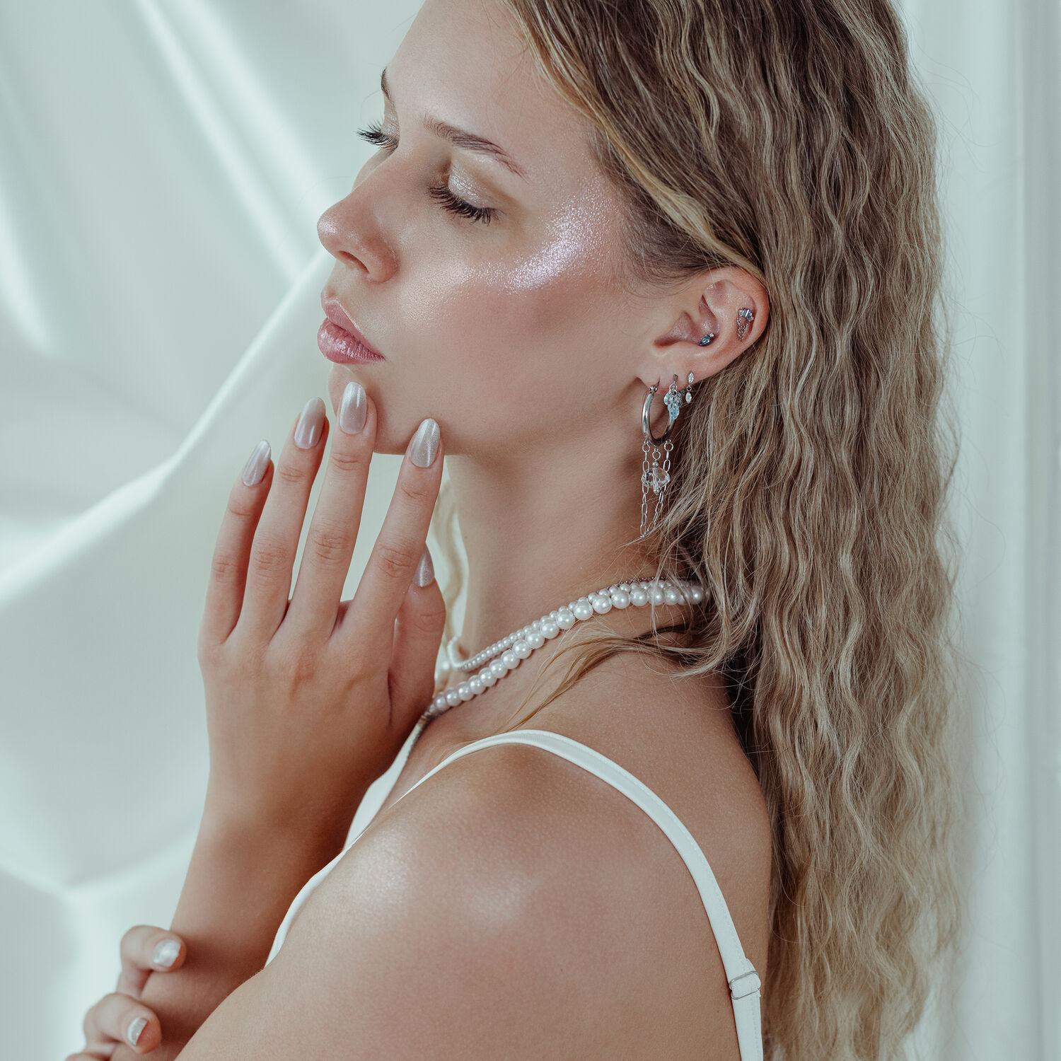 Frau mit Ohrring, Push Fit Ocean Gleam Kristallaufsatz, silberne und lavendelfarbene Kristalle