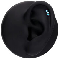 Silberner Push Fit Aufsatz mit drei funkelnden Kristallen in Lavendel und Türkis auf schwarzem Ohrmodell