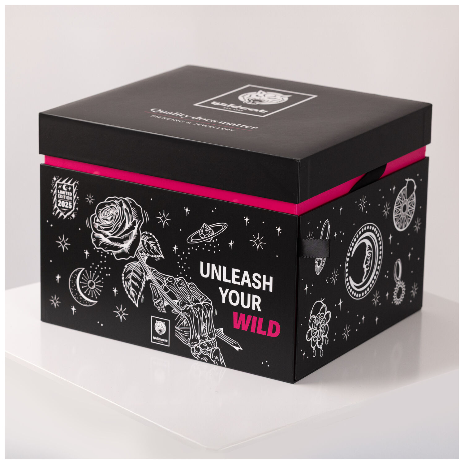 Wildcat Adventskalender 2025 in Schwarz Schwarzer Wildcat Adventskalender 2025 mit weißen Illustrationen auf weißem Hintergrund