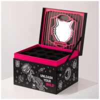 Wildcat Adventskalender 2025 Schmuckbox Schwarze Schmuckbox mit pinkem Innenfutter und Wildcat-Logo auf weißem Hintergrund
