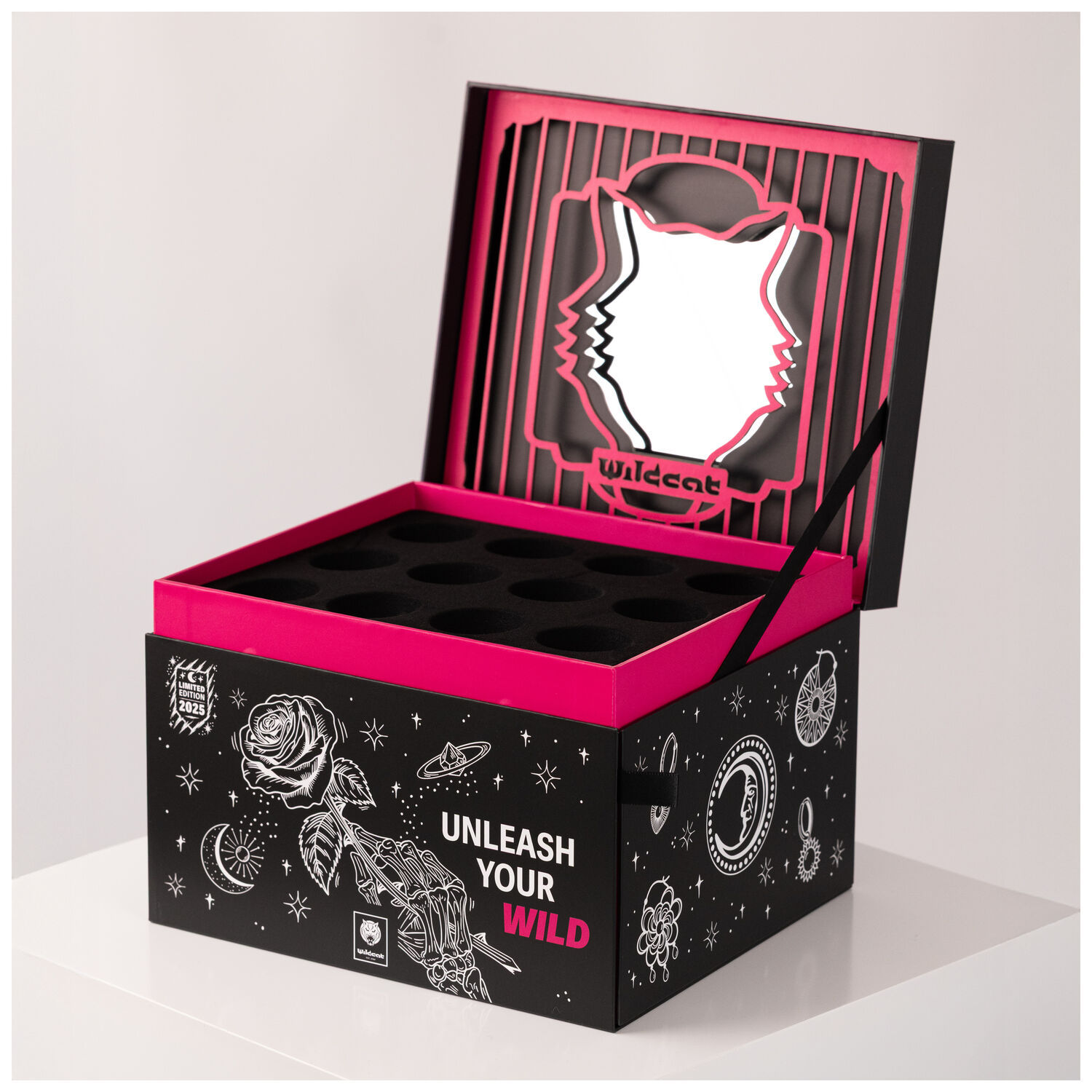 Wildcat Adventskalender 2025 Schmuckbox Schwarze Schmuckbox mit pinkem Innenfutter und Wildcat-Logo auf weißem Hintergrund