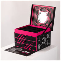 Wildcat Adventskalender 2025 Schmuckbox Offene schwarz-rosa Schmuckbox mit Wildcat-Design auf weißem Hintergrund