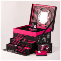 Wildcat Adventskalender 2025 - Schwarz Schwarzer Wildcat Adventskalender mit offenen Schubladen und pinken Akzenten auf weißem Hintergrund