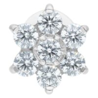 Silbernes Labret mit Blumenaufsatz aus klaren Kristallen auf weißem Hintergrund