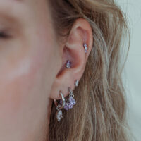 Lavendel Kristallaufsatz aus silberfarbenem Metall am Ohr, Nahaufnahme