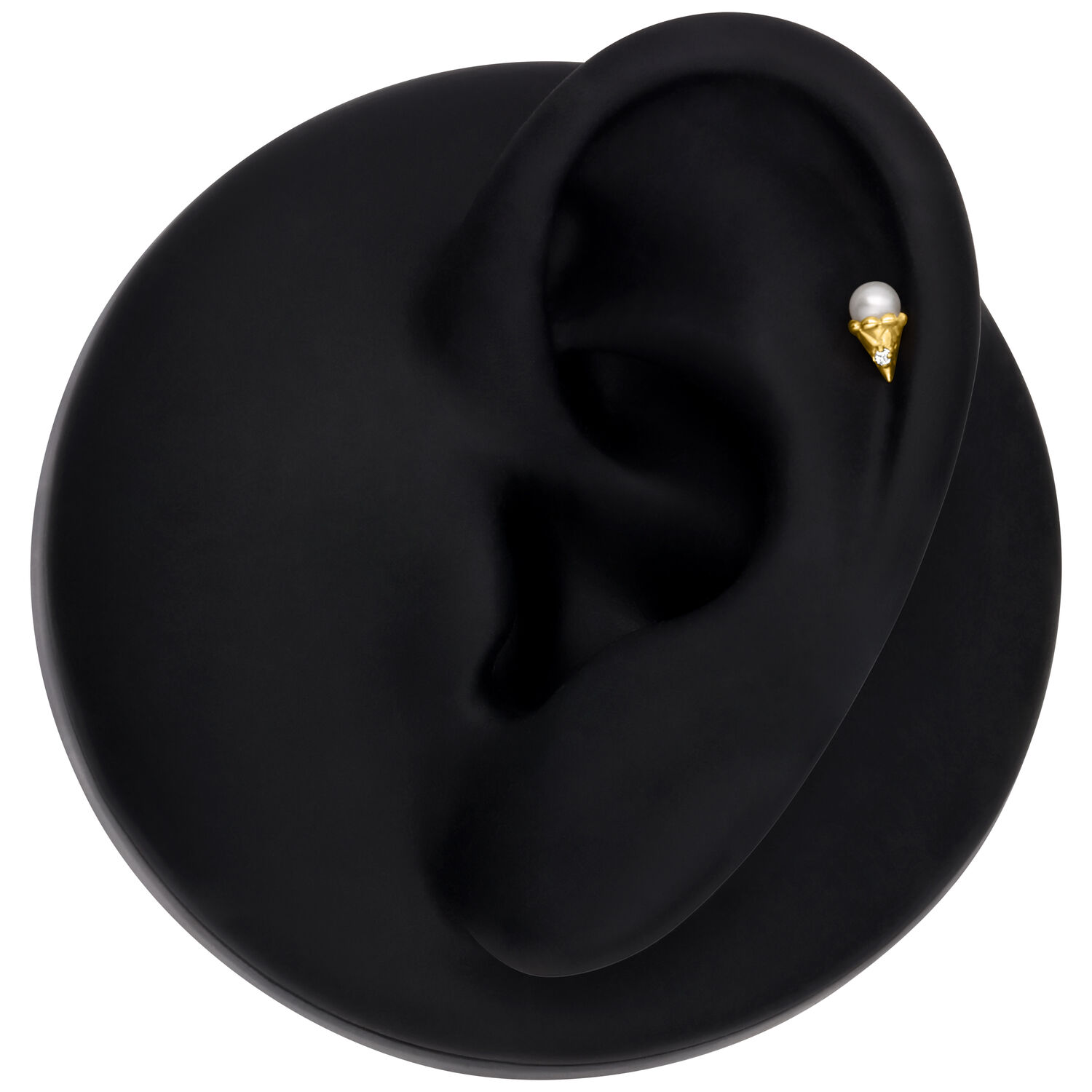 Goldener Push Fit Aufsatz an schwarzem Ohrmodell platziert