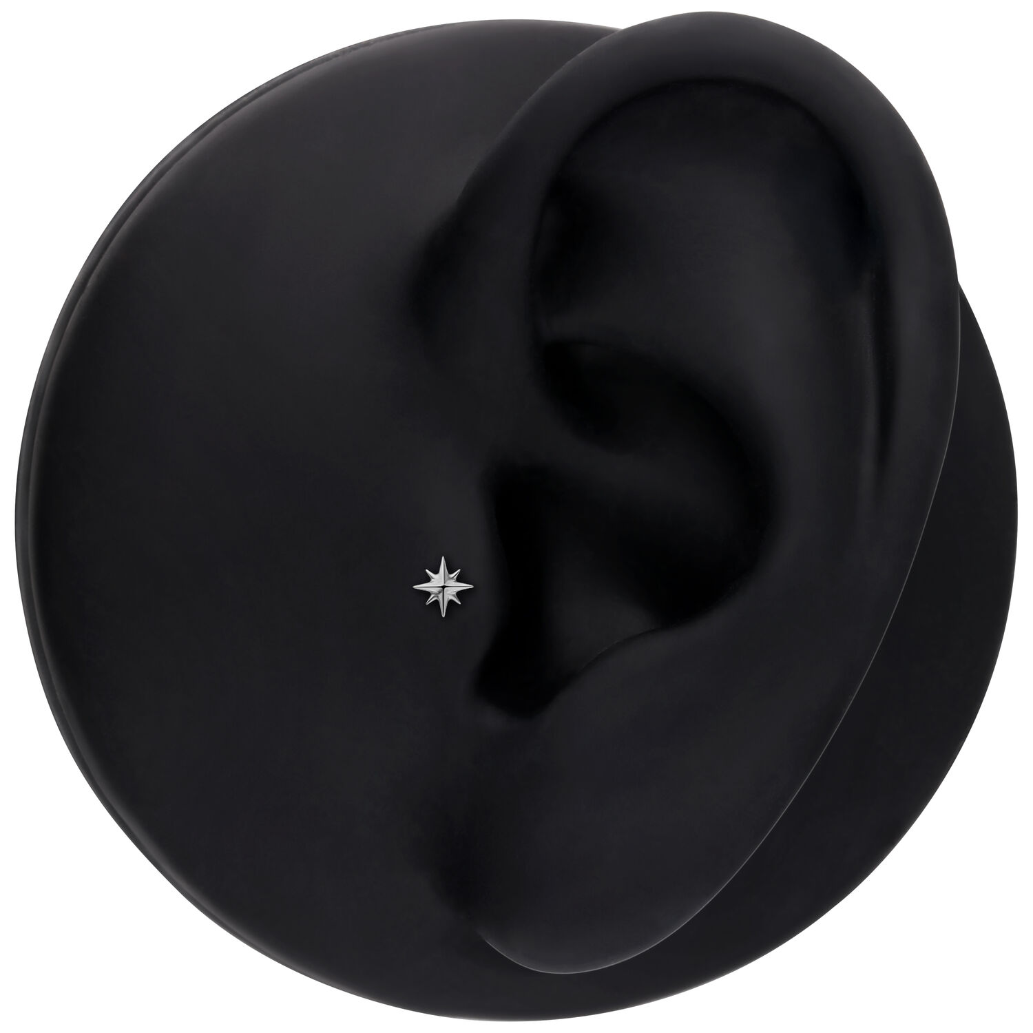 Sternförmiger Aufsatz für Ohrpiercings, Silber Silberner, sternförmiger Aufsatz in einem schwarzen Ohrmodell, Studioumgebung