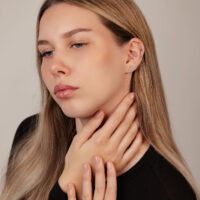 Frau mit Prong Set Labret Aufsatz in Ohr, Titan-Schmuck