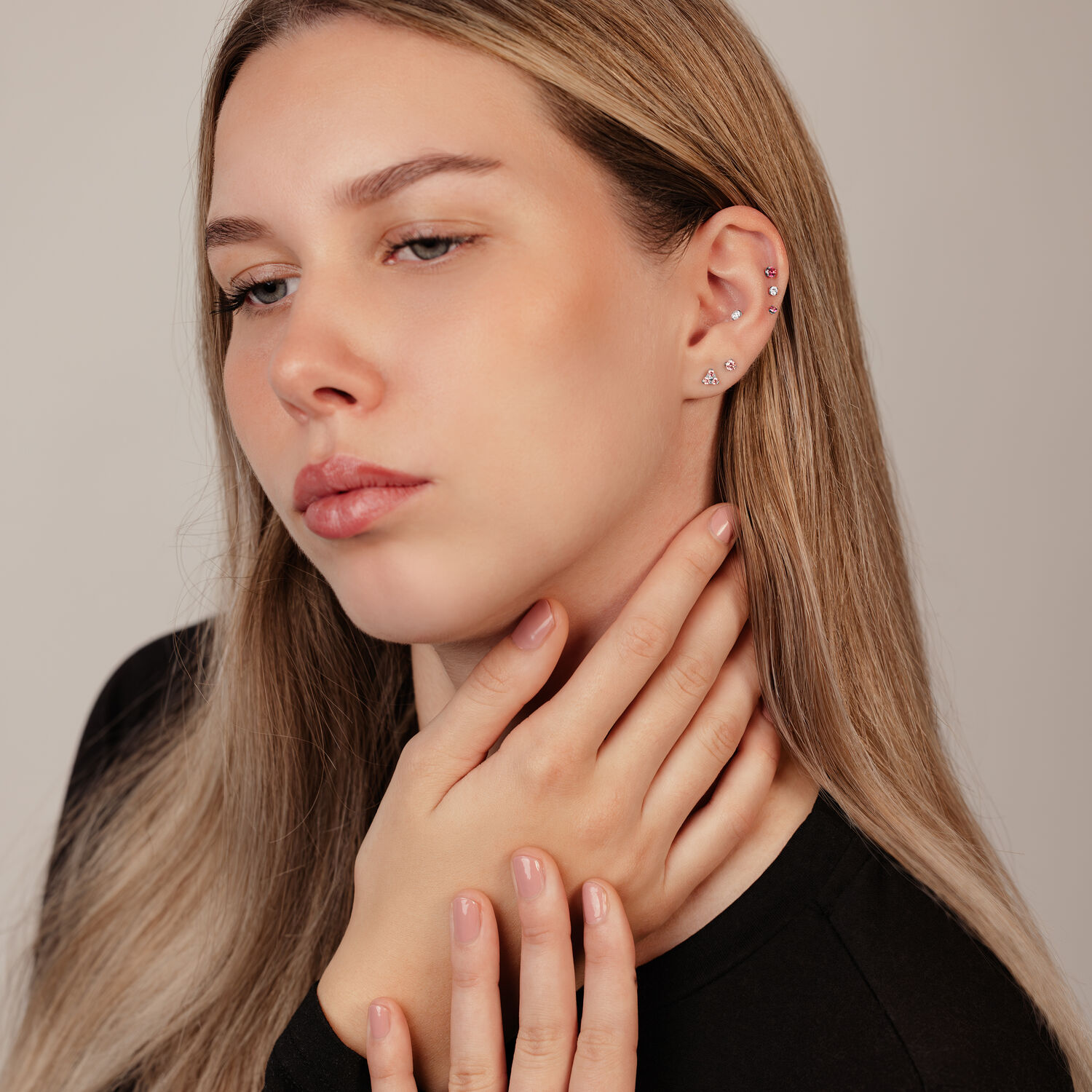 Frau mit Prong Set Labret Aufsatz in Ohr, Titan-Schmuck