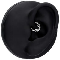 Silberner Septum Clicker mit Kristallblatt-Design auf schwarzem Ohr-Modell