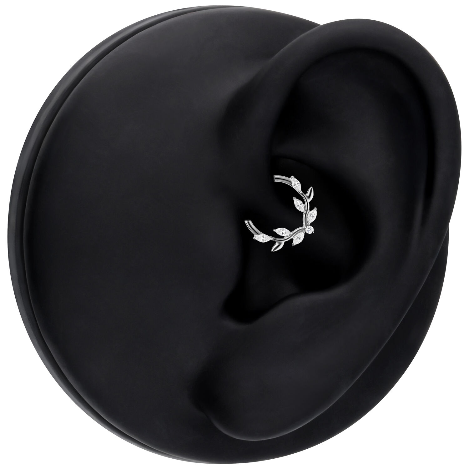 Silberner Septum Clicker mit Kristallblatt-Design auf schwarzem Ohr-Modell