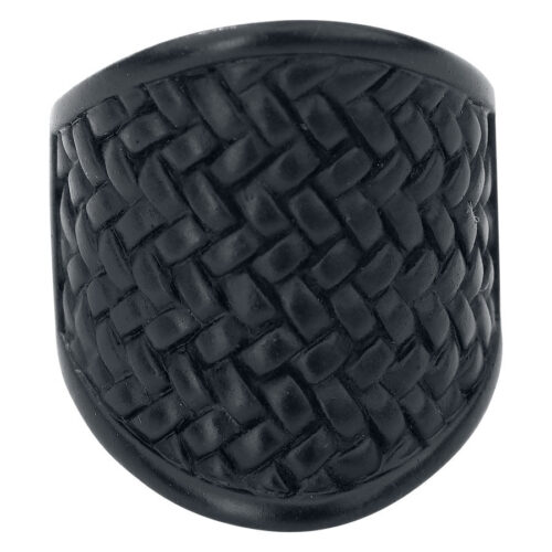 Schwarzer Messingring mit markantem Flechtmuster auf neutralem Hintergrund