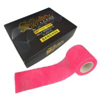 Pinkfarbene Grip Bandage auf weißem Hintergrund neben einer schwarzen Box