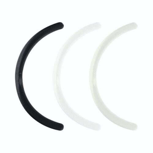 Drei gebogene Piercingstäbe in Schwarz und Weiß auf weißem Hintergrund