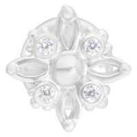 Silbernes Labret mit kristallklaren Steinen auf weißem Hintergrund