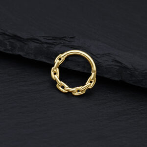 Goldener Kettenring aus 14K Gold auf schwarzem Hintergrund