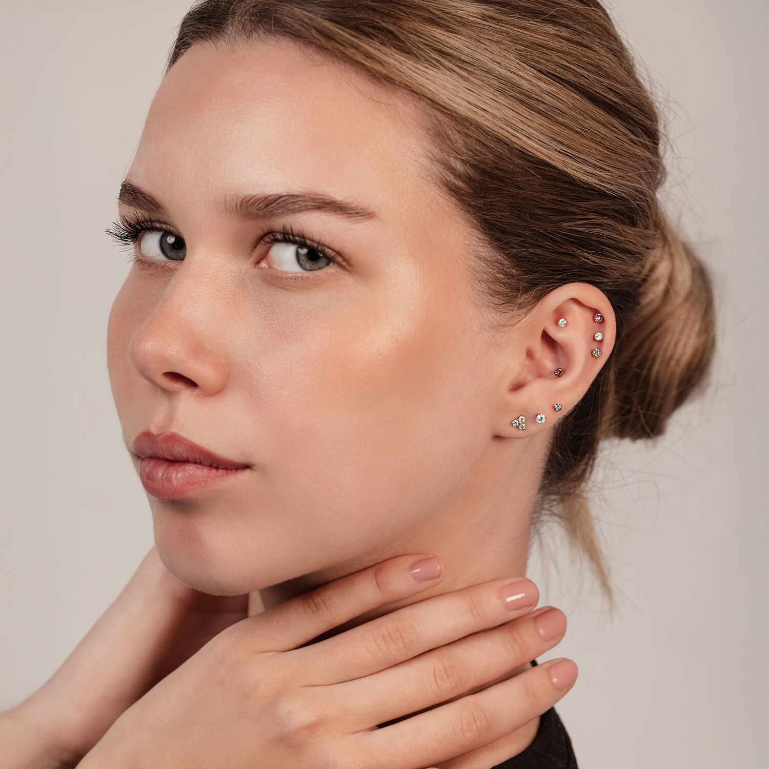 Trinity Aufsatz für Push Fit Labret, Titan Frau mit Trinity Piercing-Aufsatz im Ohr, verschiedene Kristallfarben