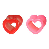 Zwei herzförmige Acryl-Tunnel in Rot und Rosa auf weißem Hintergrund