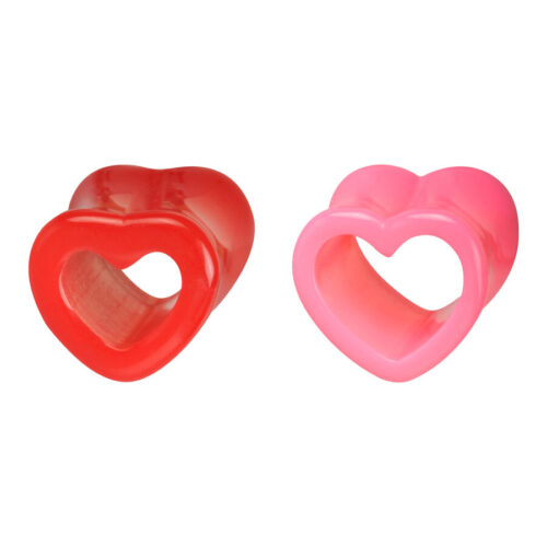 Zwei herzförmige Acryl-Tunnel in Rot und Rosa auf weißem Hintergrund