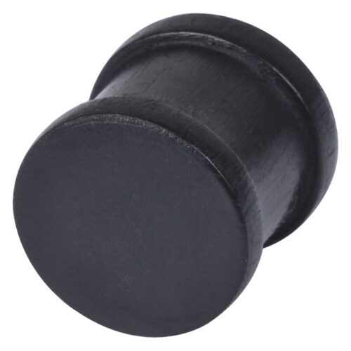 Schwarzer konkaver Holzplug auf weißem Hintergrund