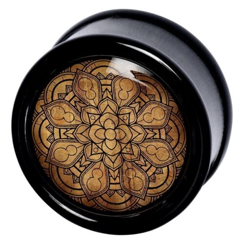 Schwarzer Plug mit detailliertem goldbraunen Mandala-Muster auf weißem Hintergrund