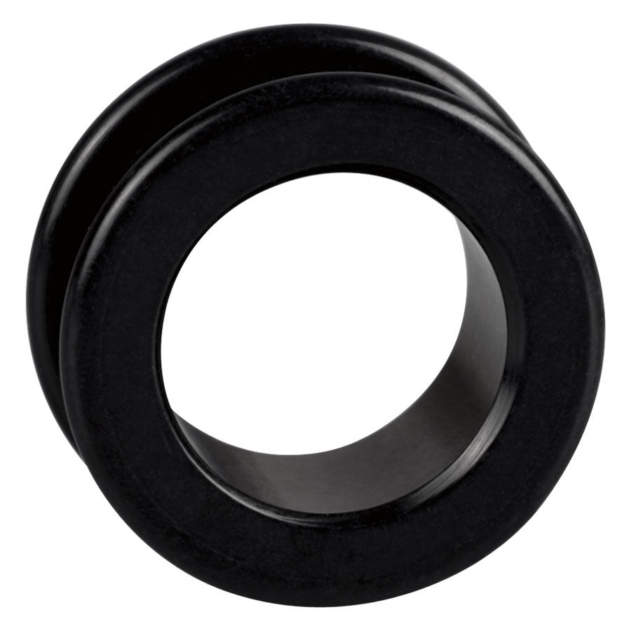 Schwarzer Acryl Tunnel für Ohrpiercing vor weißem Hintergrund