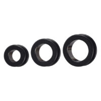 Drei schwarze Acryl Tunnel in verschiedenen Größen auf weißem Hintergrund