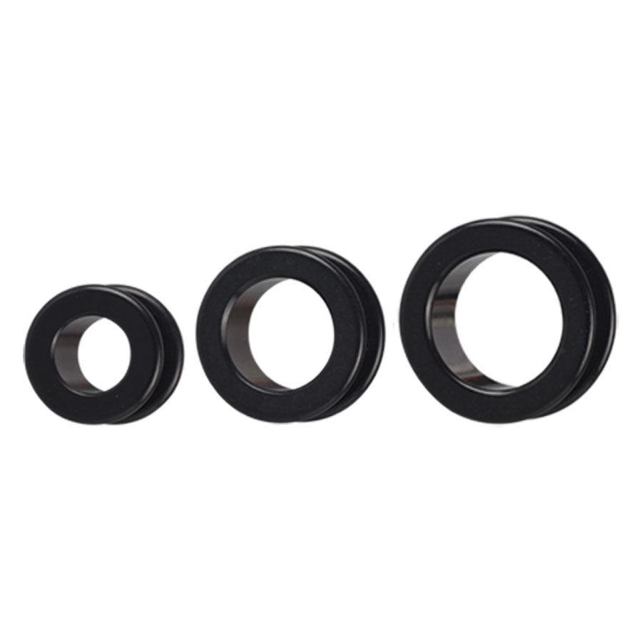 Drei schwarze Acryl Tunnel in verschiedenen Größen auf weißem Hintergrund