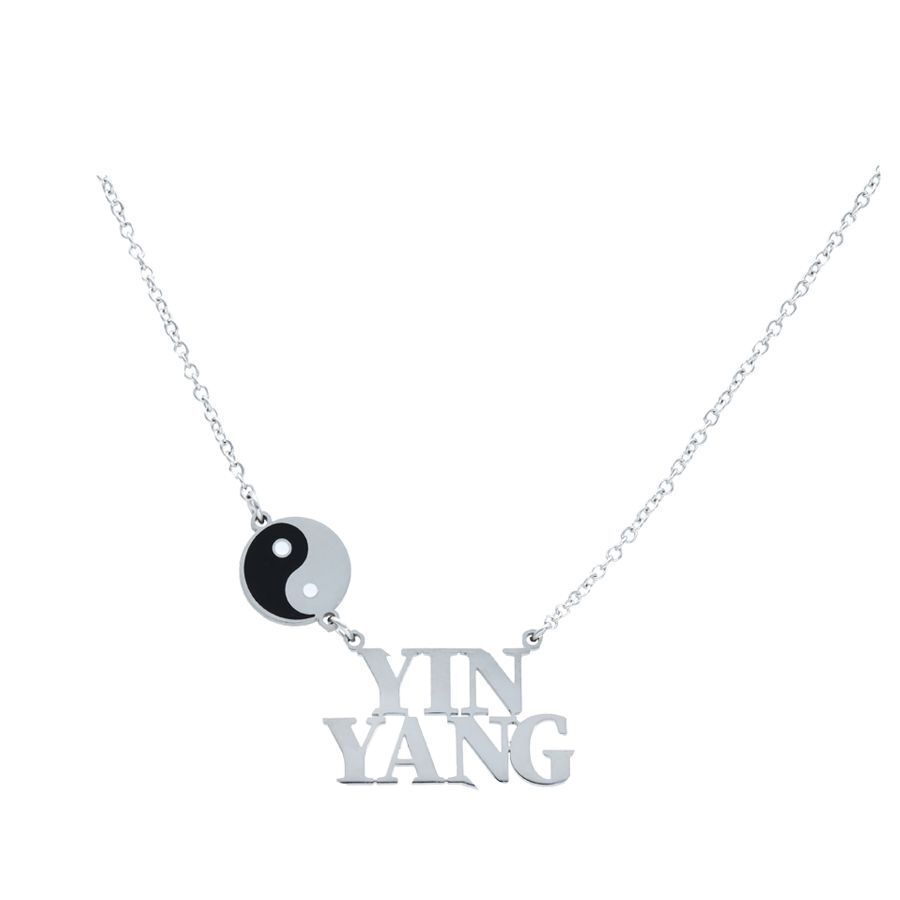 Silberne Yin Yang Kette mit schwarzem und weißem Anhänger auf weißem Hintergrund