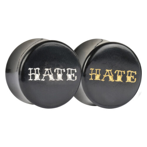 Schwarze Ohrplugs mit der Aufschrift 'Hate' in Gold und Platin auf weißem Hintergrund