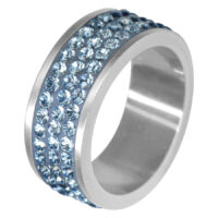 Silberner Ring mit 3 Linien hellblauer Kristalle auf weißem Hintergrund