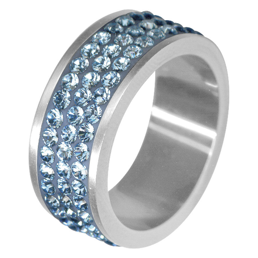 Silberner Ring mit 3 Linien hellblauer Kristalle auf weißem Hintergrund