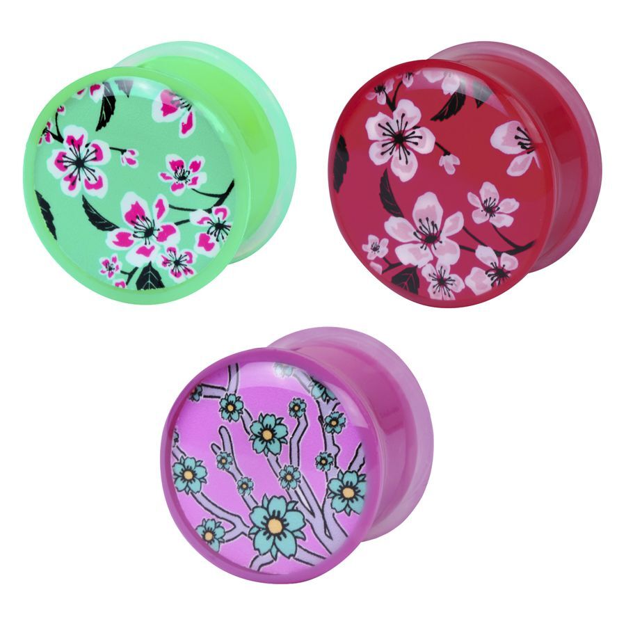 Drei bunte Acryl-Plugs mit Blumenmuster in Grün, Rot und Lila auf weißem Hintergrund