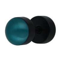 Türkiser Fake Plug aus schwarzem Chirurgenstahl auf weißem Hintergrund