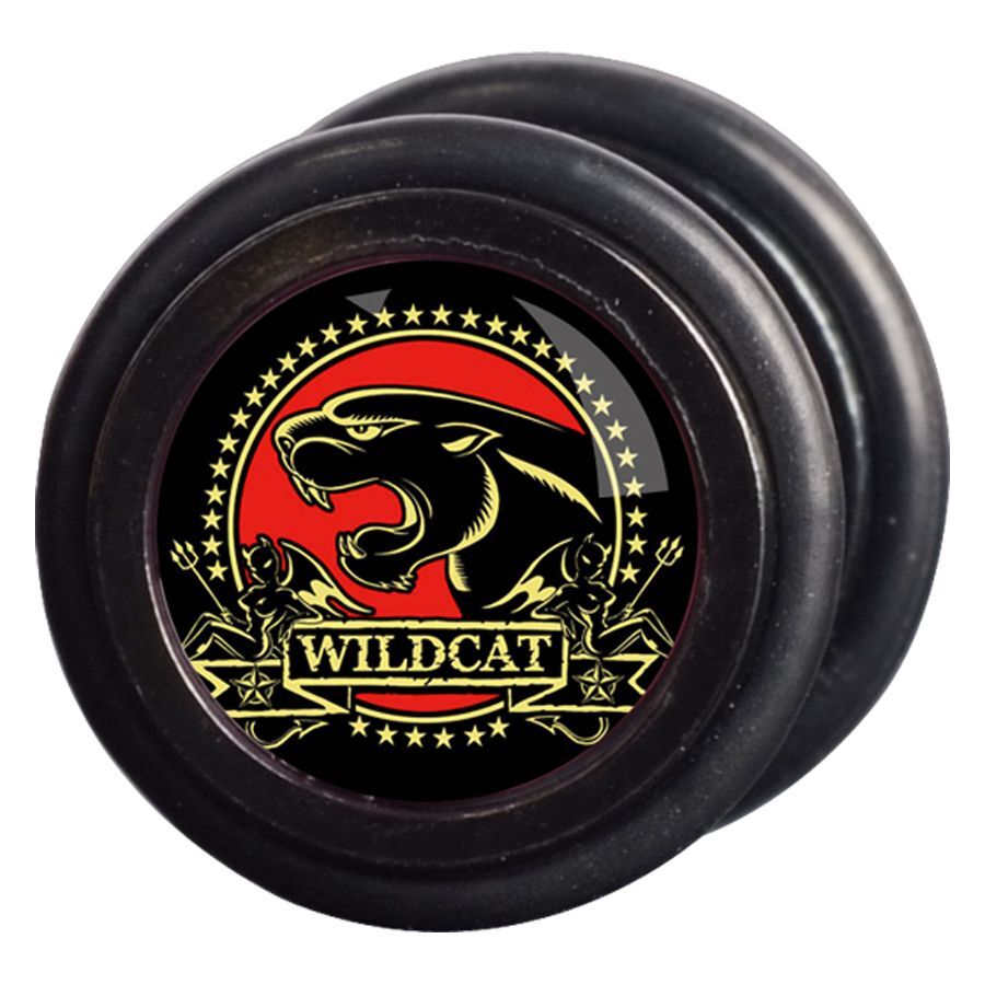Schwarzer Fake Plug mit Panther-Design und Wildcat-Logo auf rotem Hintergrund