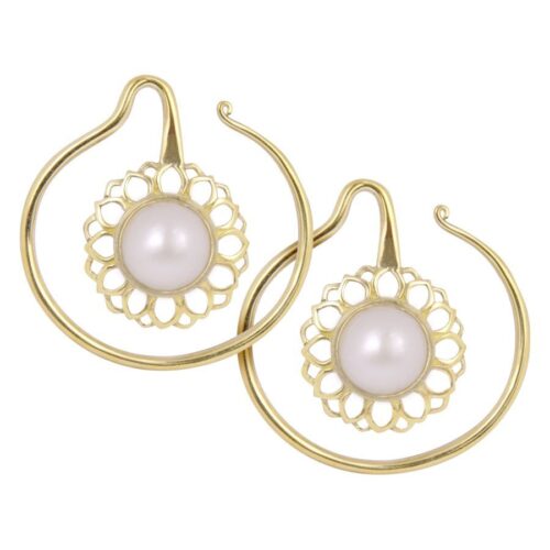 Paar goldene Ohrgewichte mit weißem Onyx auf weißem Hintergrund