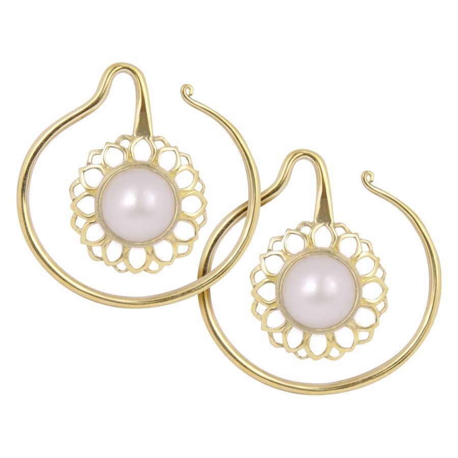 Paar goldene Ohrgewichte mit weißem Onyx auf weißem Hintergrund