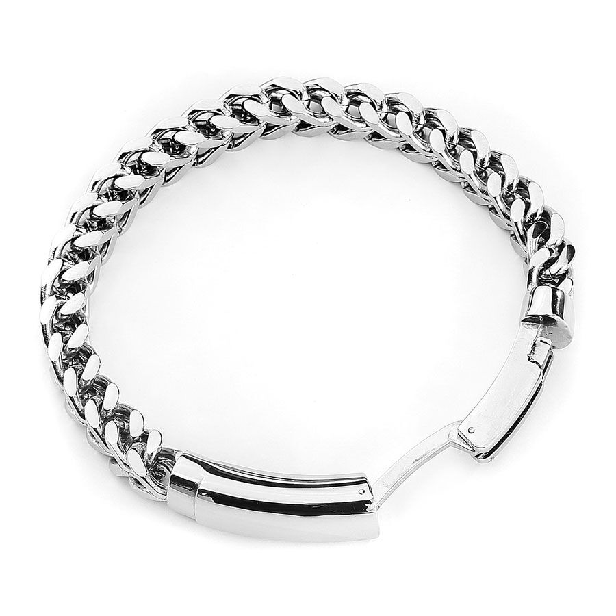 Glänzendes, silberfarbenes Armband aus Chirurgenstahl auf weißem Hintergrund