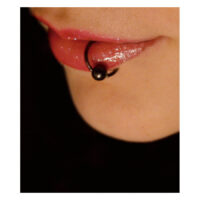 Schwarzer Titan Clip In Ring ohne Kugel an Lippenpiercing, glänzende Lippen