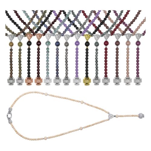 Verschiedene Ketten in Beige, Blau, Braun, Grau und Rot mit Anhängern auf weißem Hintergrund