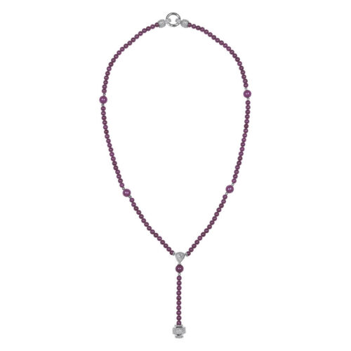 Lila Kette aus Chirurgenstahl mit Anhänger auf weißem Hintergrund