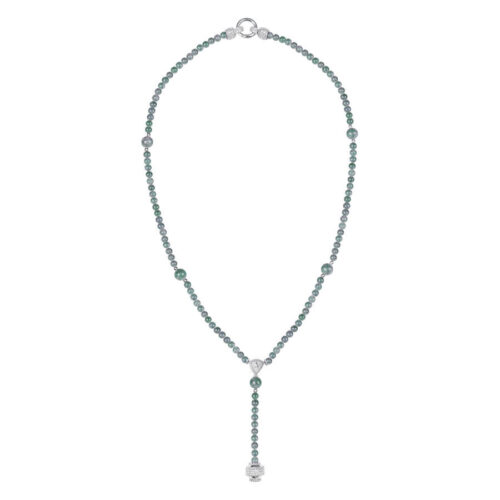 Lilagrüne Kette aus Chirurgenstahl mit Anhänger auf weißem Hintergrund